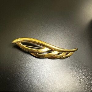 NAPIER, SIGNED, BROOCH. LEAF, FEATHER PIN IN GOLD-TONE. 1/2” x 3”